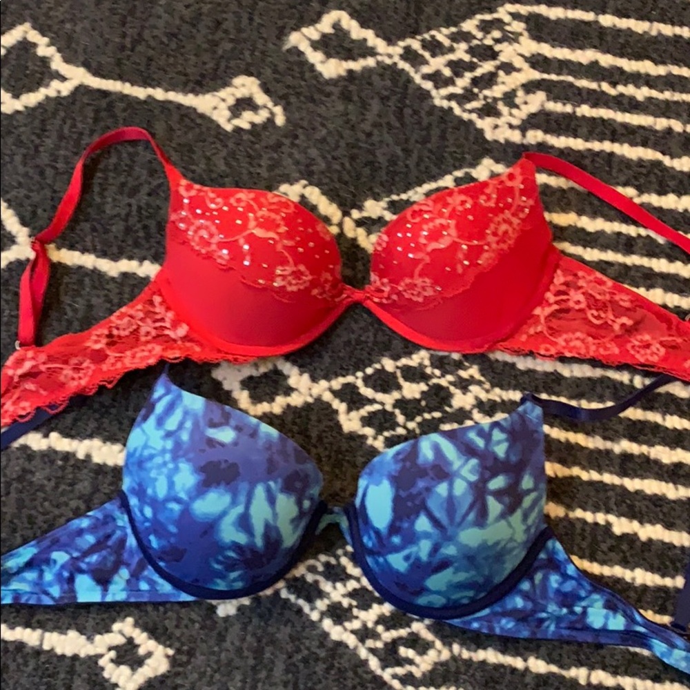 32 b red bra & 34 other bra both Victoria Secrets